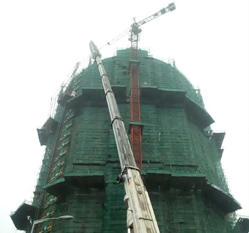 元氏吊车在工地上作业